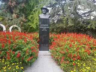 Паметник на Аспарух Лешников-Ари — Хасково