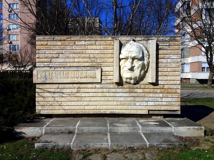 Паметник в чест на Д-р Атанас Симеонов Москов - Севлиево