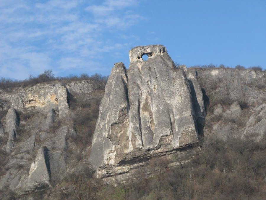 Скално образувание "Провъртеника" - Луковит