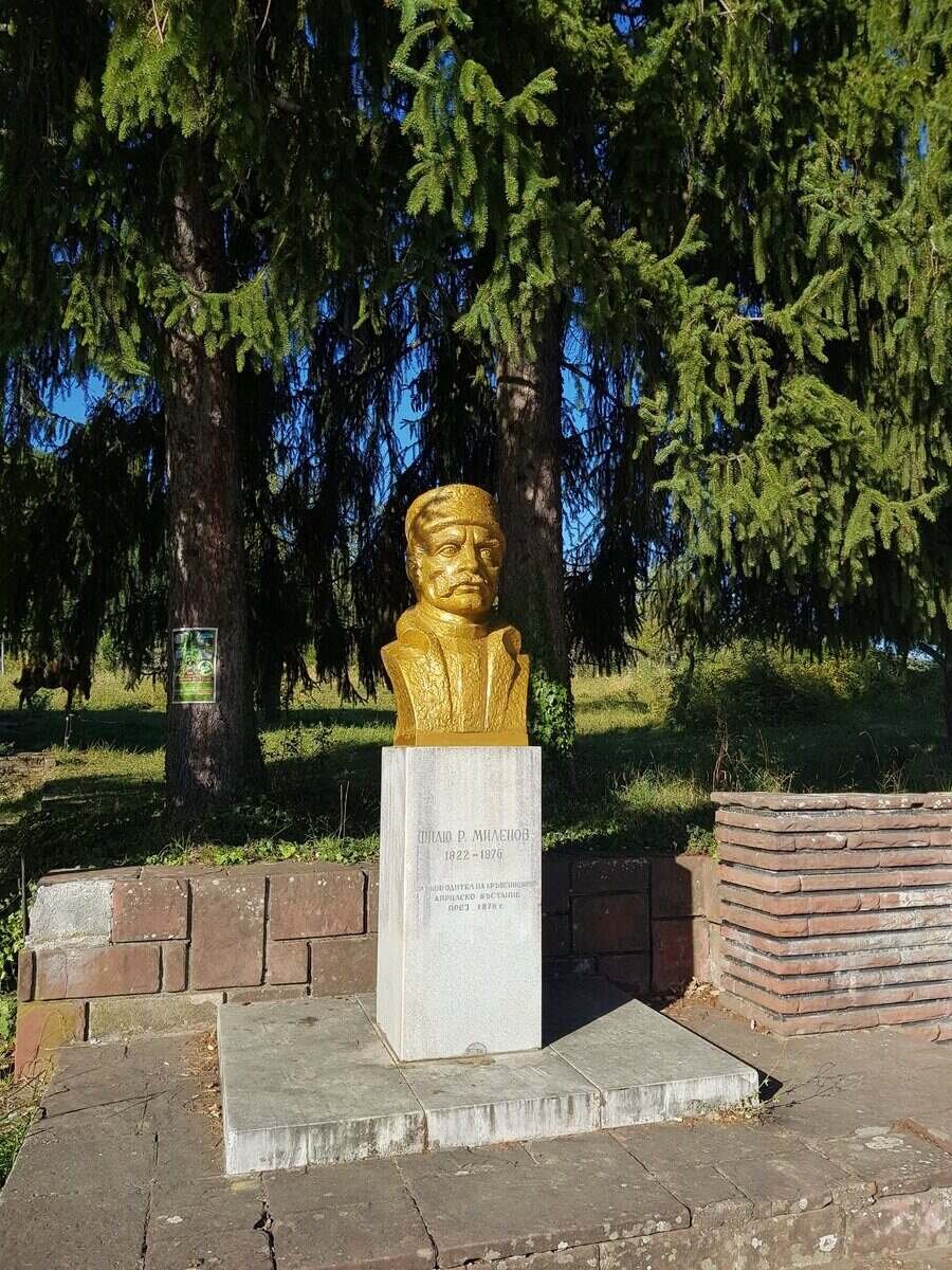 Бюст-паметник на Дядо Фильо Радев - с. Кръвеник