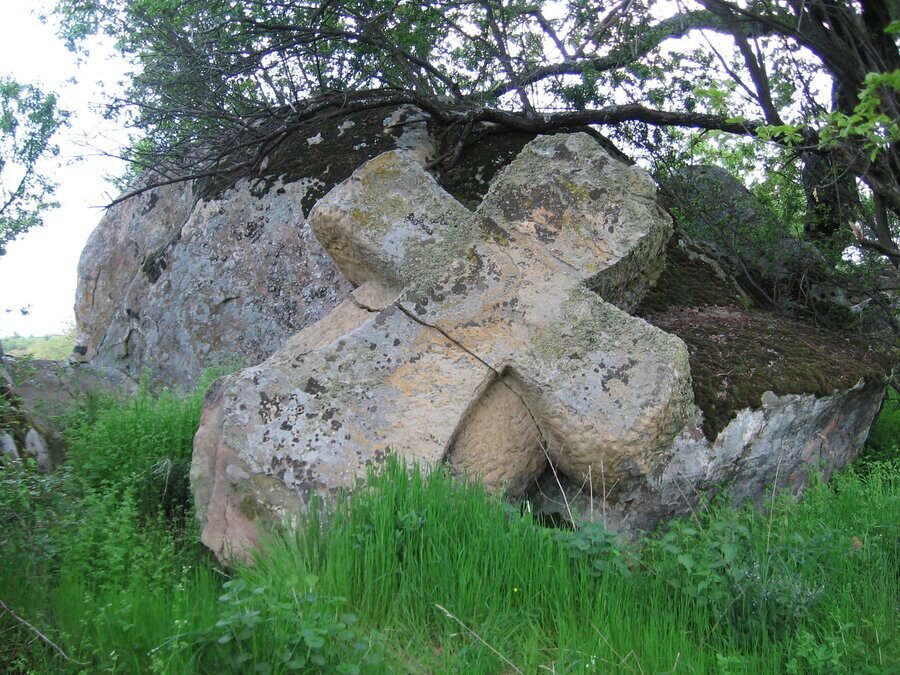 Скално светилище "Кръстати камен" - Ветрен