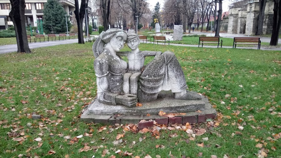 Скулптура на майка с дете - Видин
