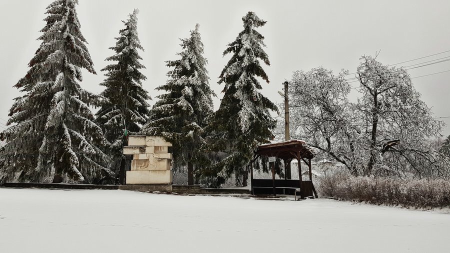 Площад Априлци - с.Белица
