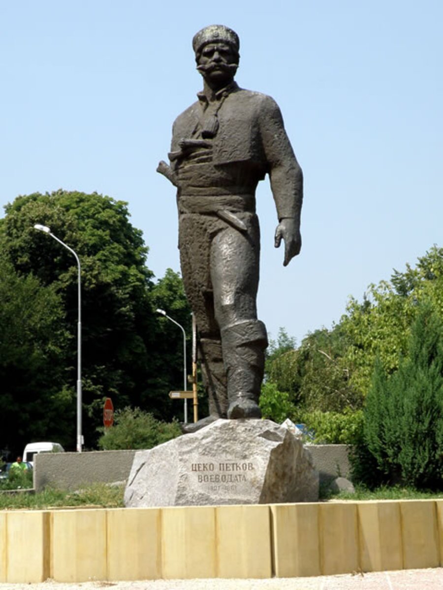 Паметник на Цеко Войвода - Лом