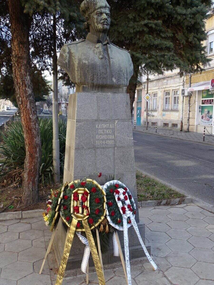 Бюст-паметник на Капитан Петко Войвода - гр. Кърджали