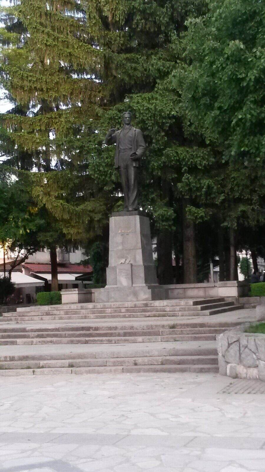 Паметник на Никола Вапцаров - Банско