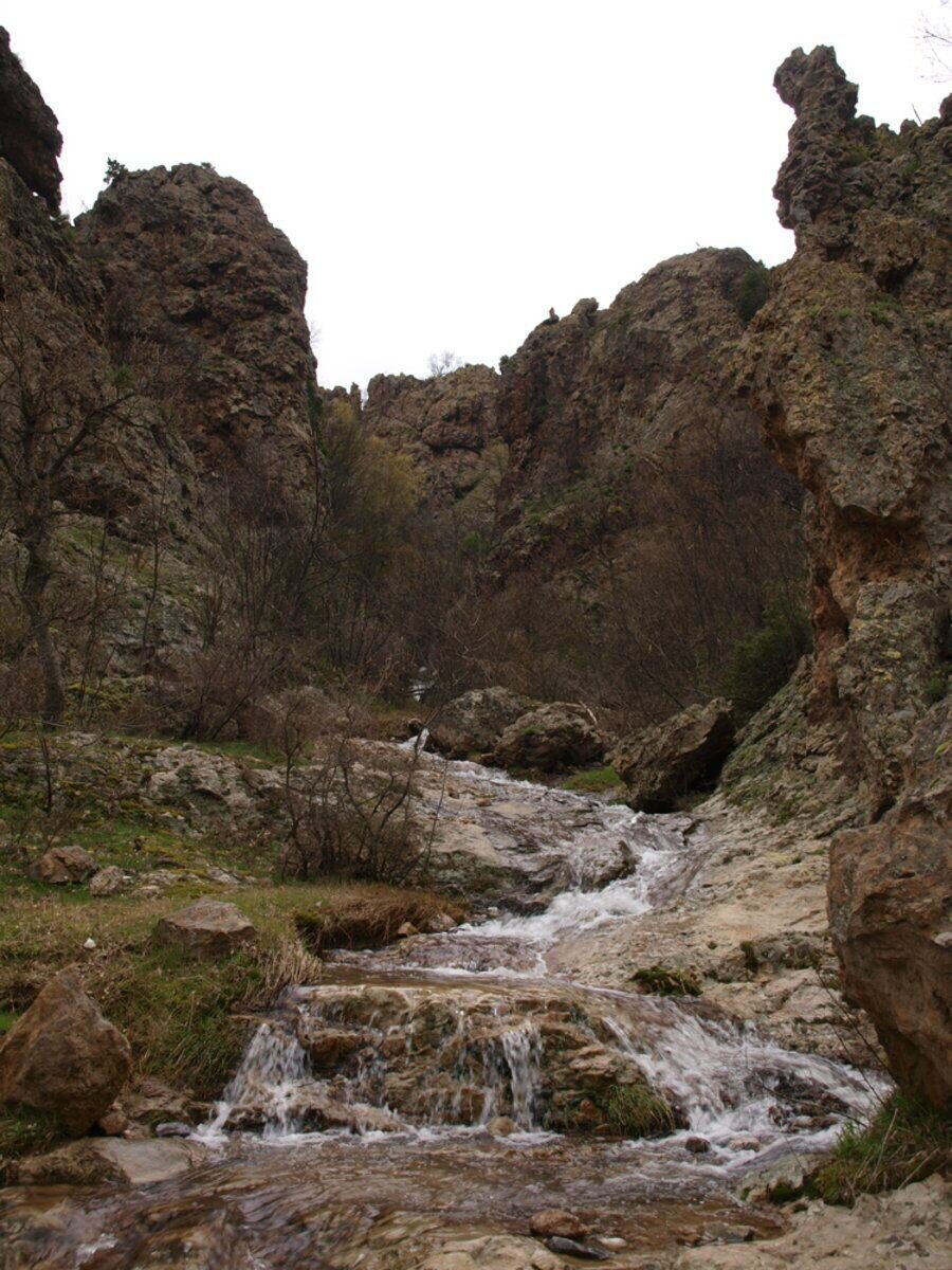 Скали с трапецовидни ниши по Гюрген дере