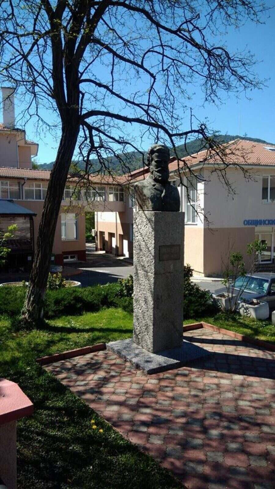 Бюст-паметник на Христо Ботев - Ардино