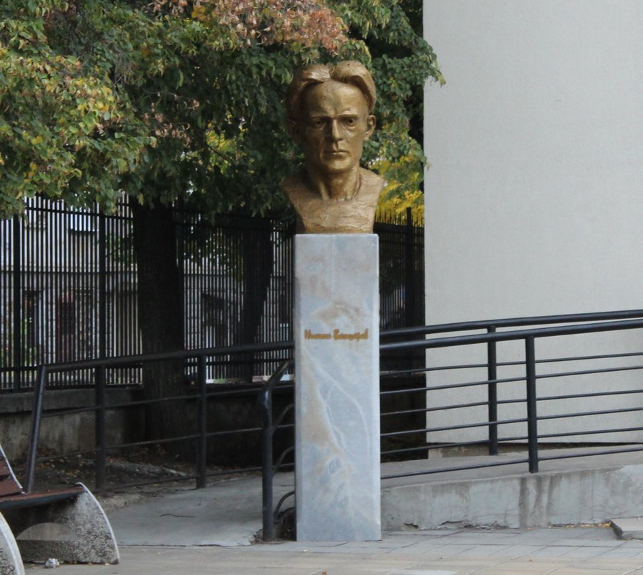 Паметник на Никола Вапцаров - Бобов дол