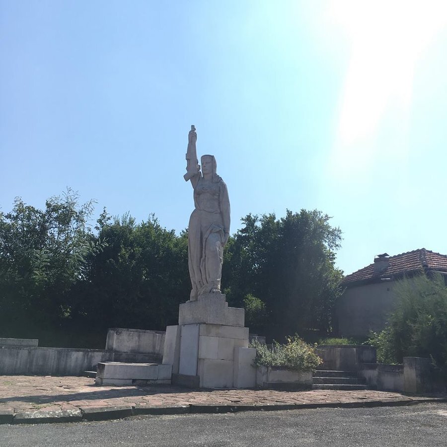 Паметник на партизаните - с.Старо село