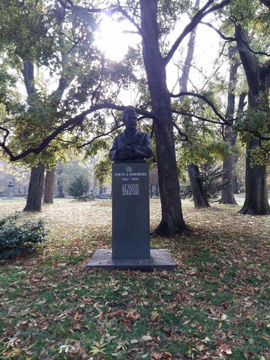 Бюст-паметник на Христо Максимов - София