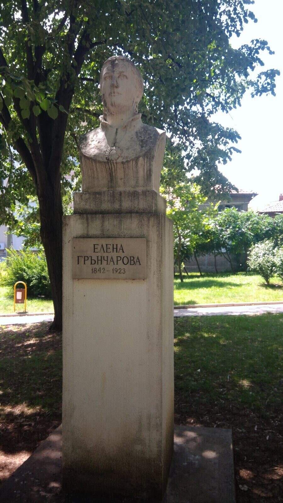 Бюст-паметник на Елена Грънчарова - Горна Оряховица