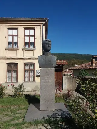 Бюст-паметник на Иван Миланов - Елена — Елена