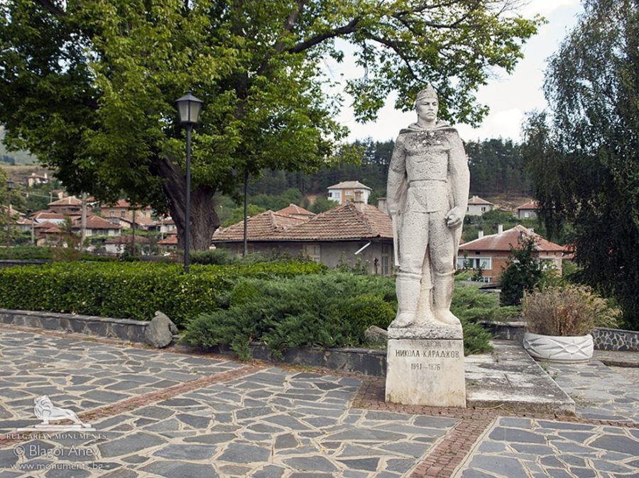 Паметник на Никола Караджов -  Клисура