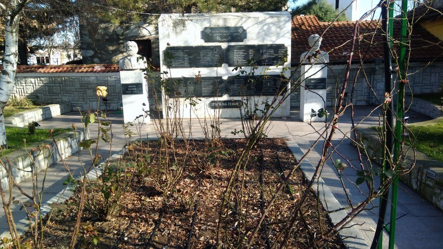 Паметник на загиналите за родината - с. Добрич