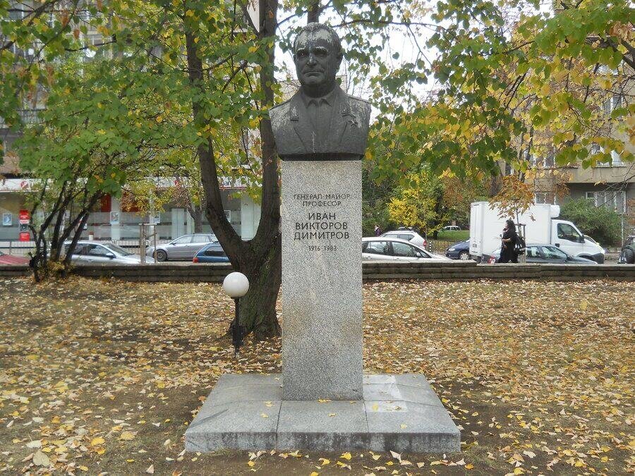 Паметник на генерал-майор проф. Иван Викторов - София