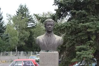 Паметник на Никола Чуковски - Дупница — Дупница