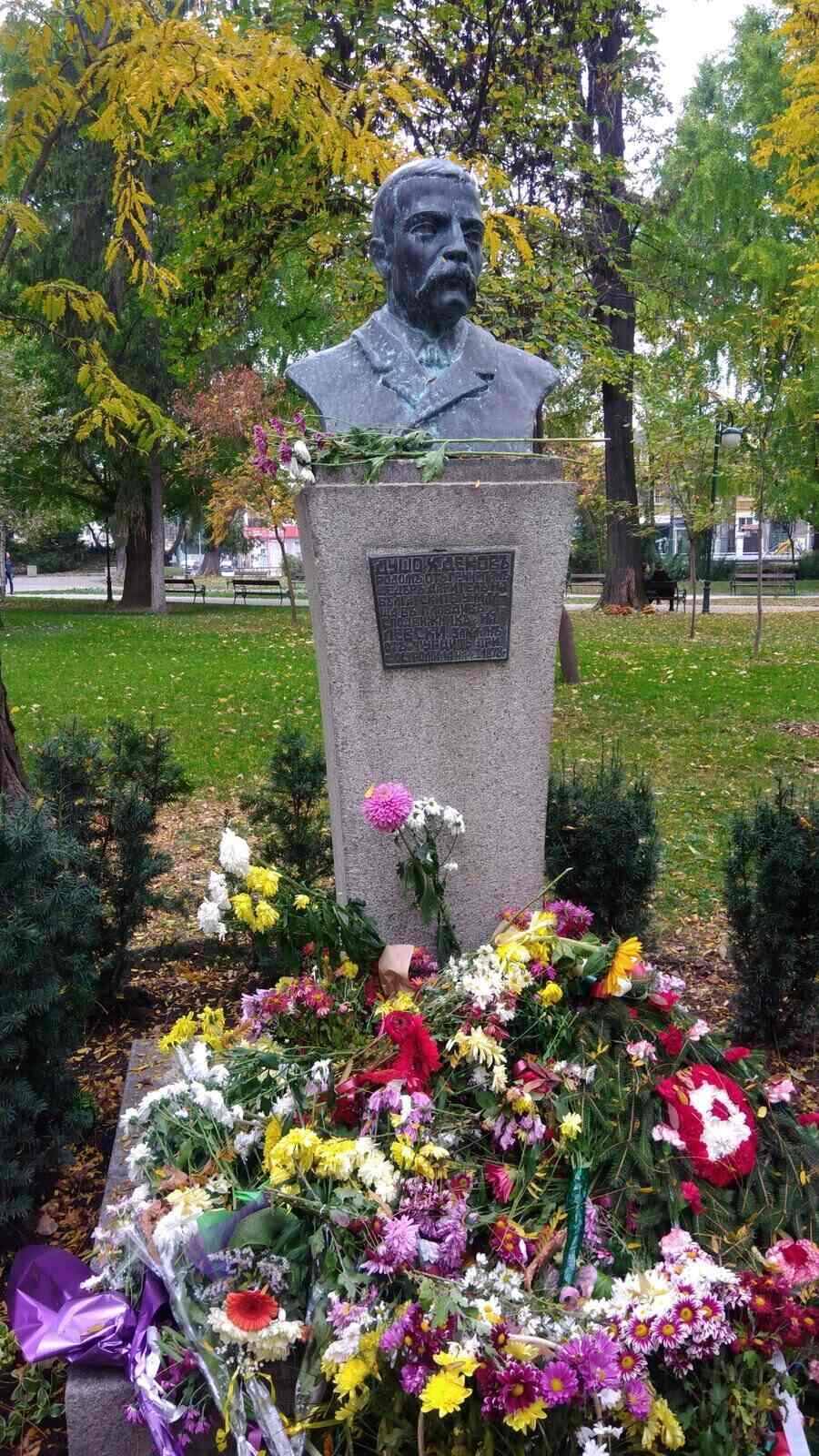 Паметник на Душо Хаджидеков - Пловдив