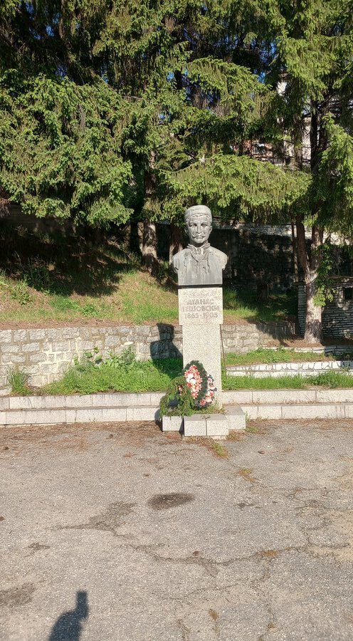 Бюст-паметник на Атанас Тешовски
