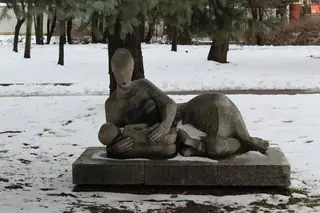 Скулптура на майка с дете - Перник — Перник