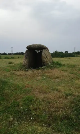 Долмен "Каменната къща" - Остър камък — Остър камък
