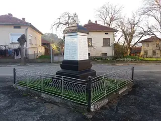 Паметник в чест към загиналите във войните - Априлци — Априлци