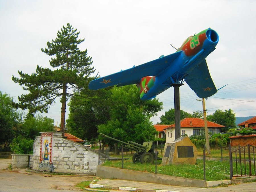Самолет на генерала от авиацията Михо Михов - с.Сенник