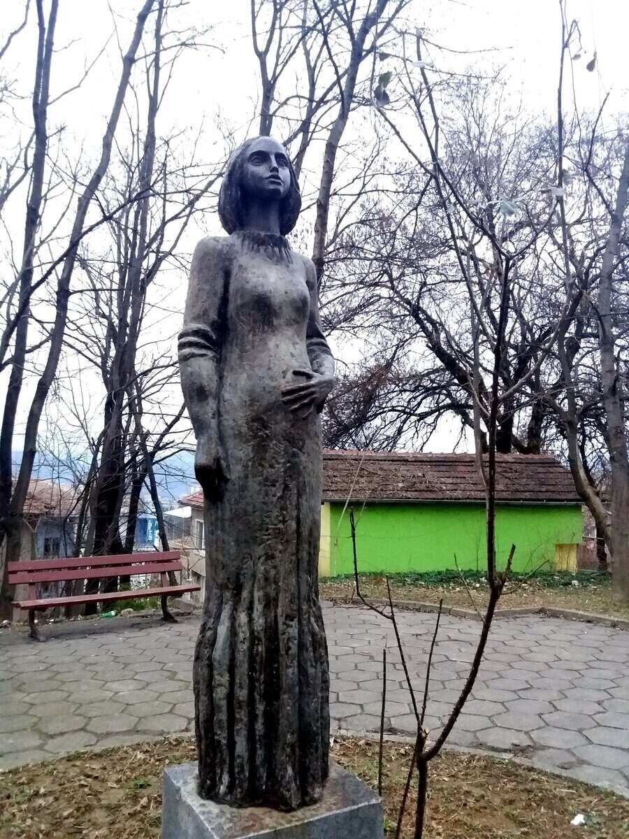 Паметник олицетворяващ майчинството - Велико Търново