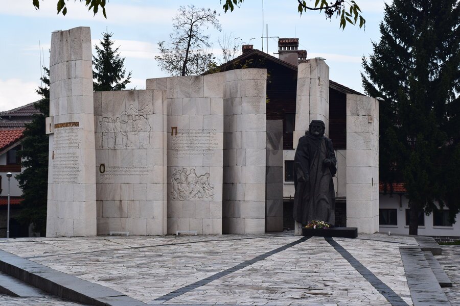Паметник на Паисий Хилендарски - Банско