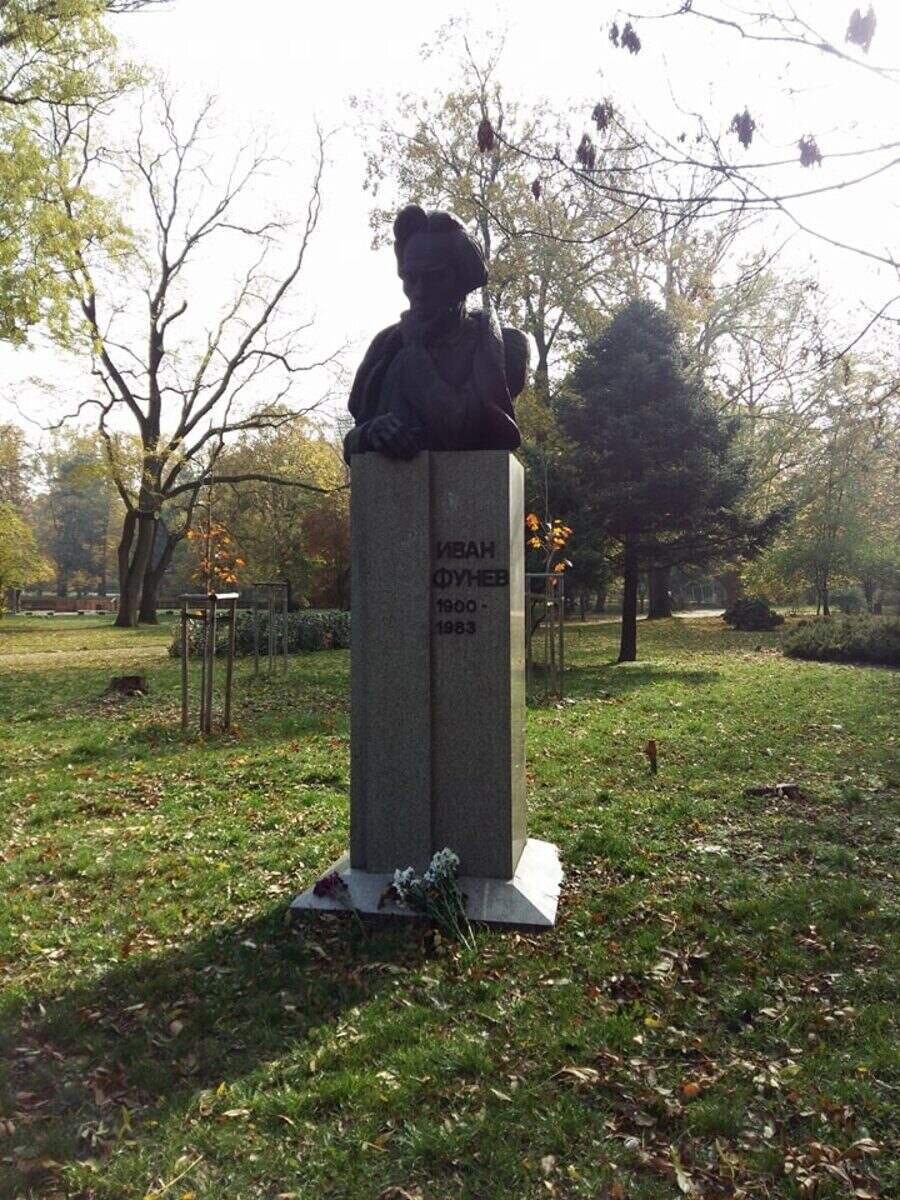 Бюст-паметник на Иван Фунев - София