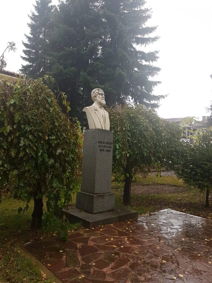 Паметник на Александър Атанасов