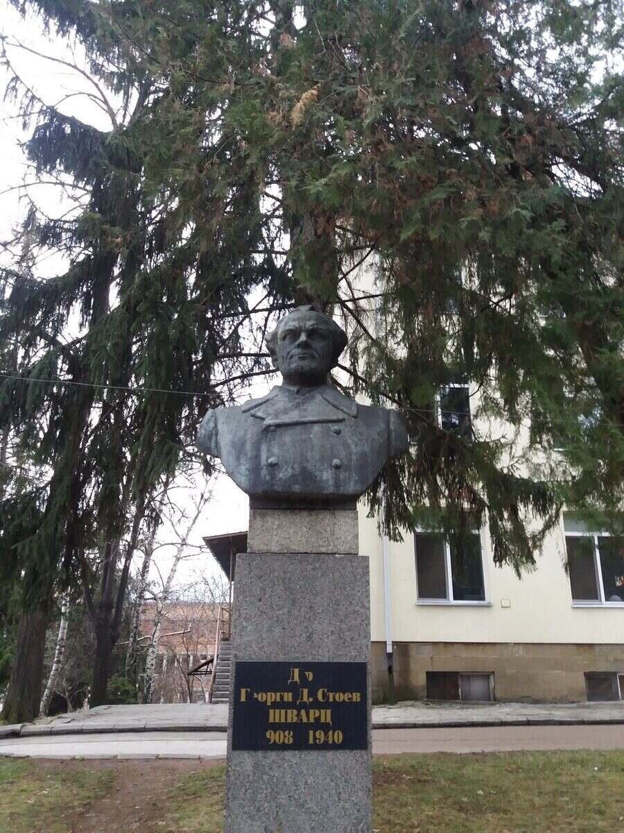 Паметник на д-р Георги Стоев-Шварц - Троян
