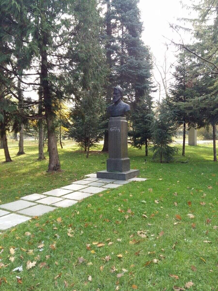 Бюст-паметник на Христо Ботев - София
