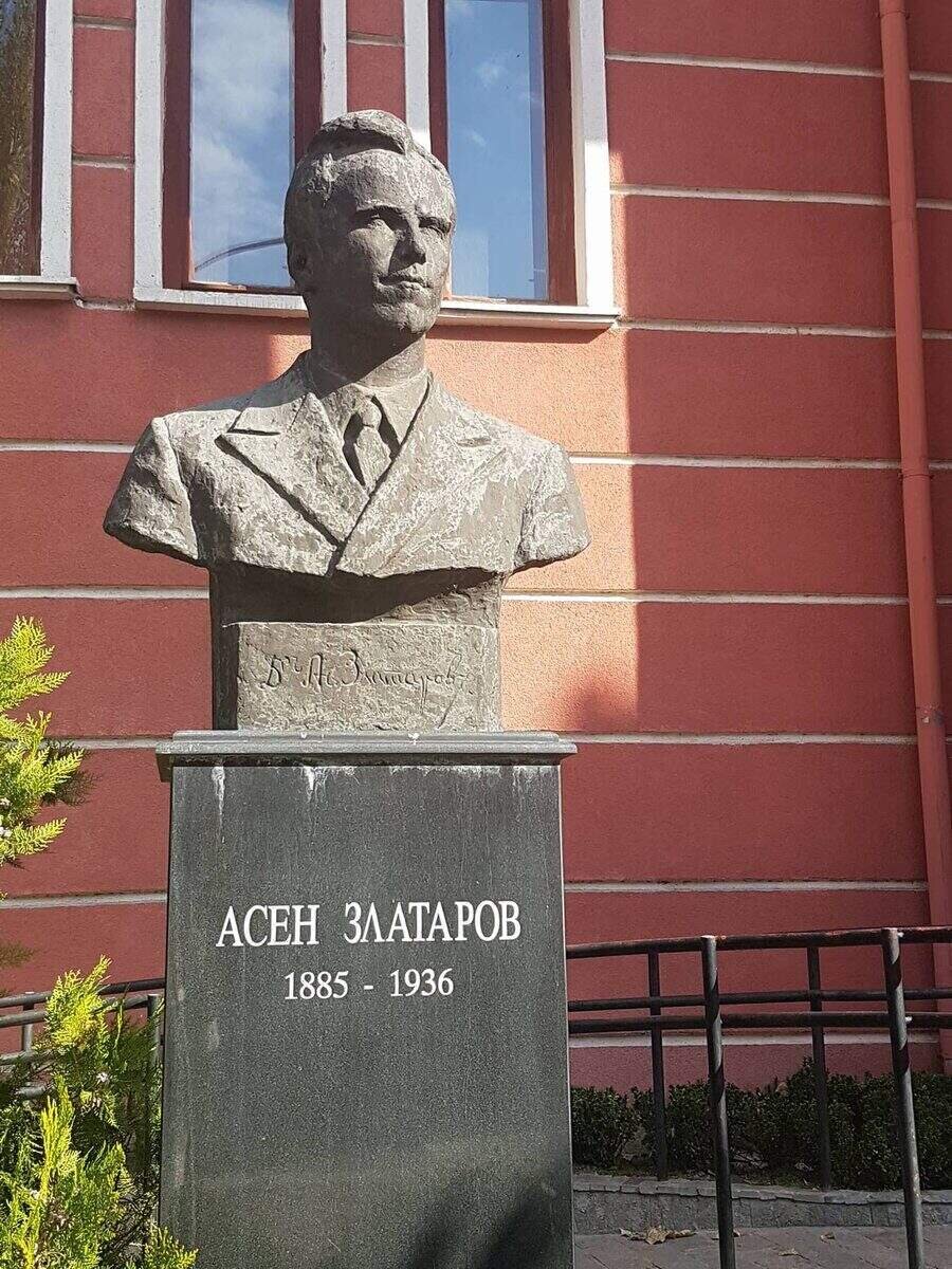 Паметник Асен Златаров - Хасково