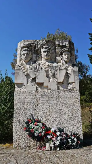 Паметник в памет на загиналите партизани - с.Стоб — Стоб