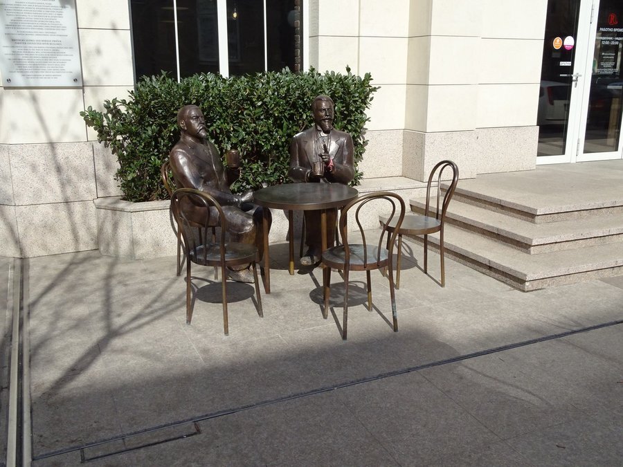 Скулптурен паметник на Братя Прошек - София