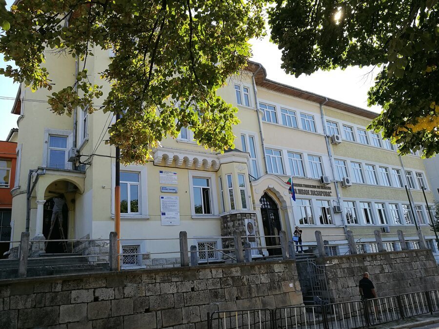 Сградата на училище "Недка Ив. Лазарова" - Русе