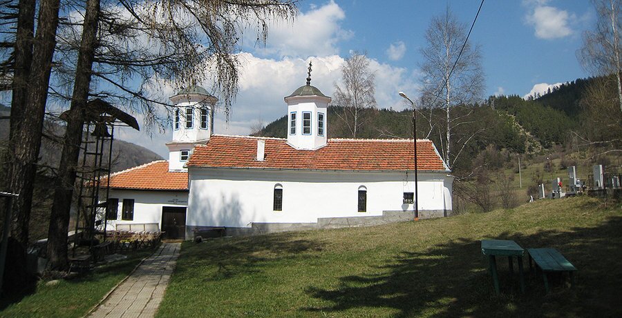 Черква "Успение Богородично" - Бели Искър — снимка