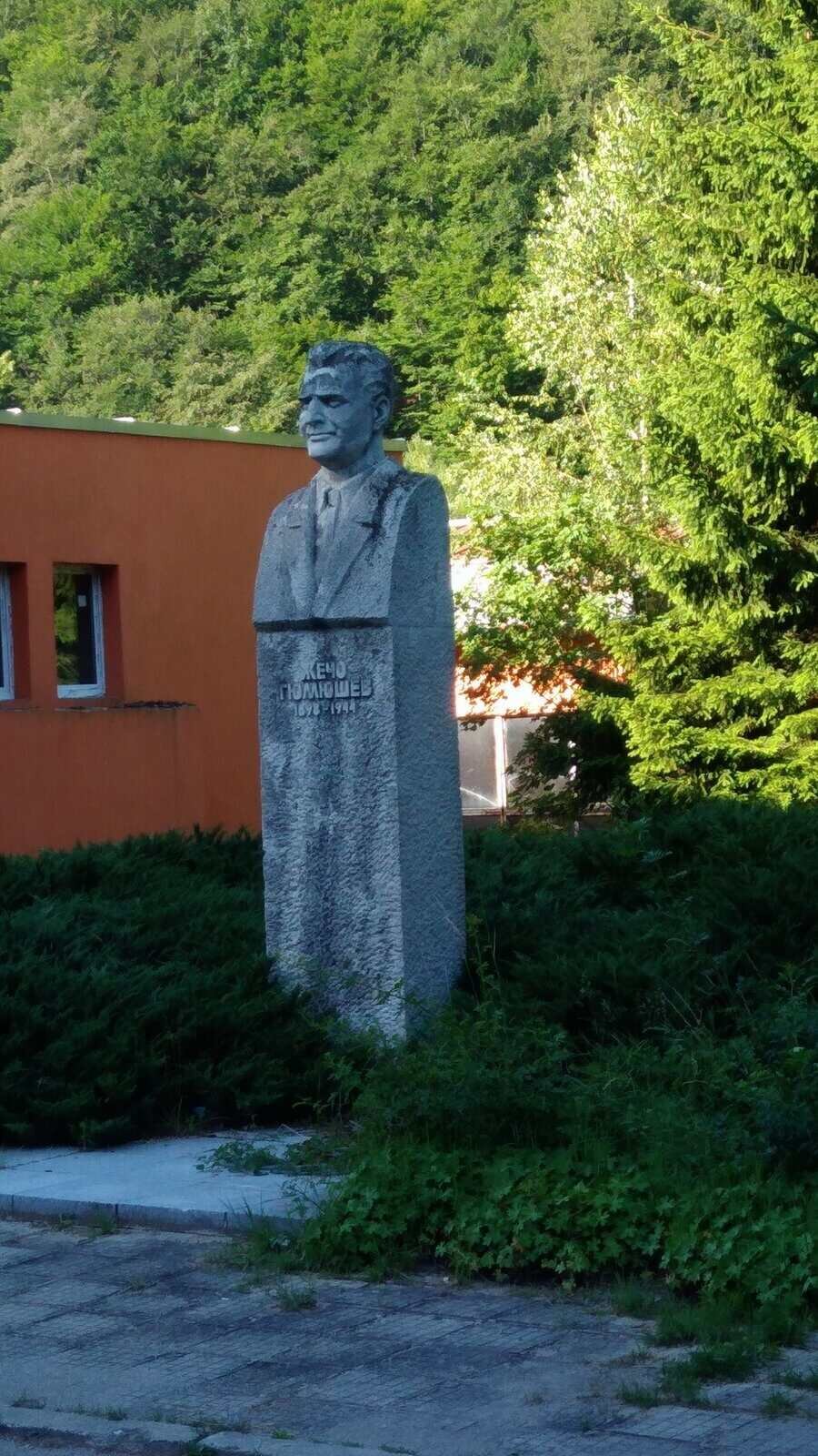 Паметник на Жечо Гюмюшев - Котел