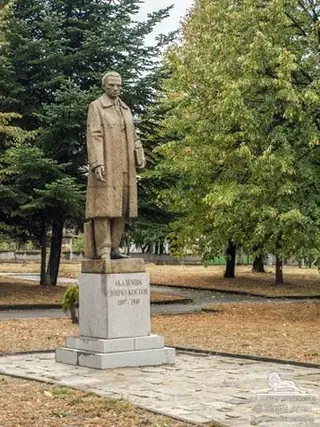 Паметник на Акад. Дончо Костов - с.Локорско — Локорско
