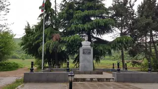Бюст-паметник на Борис Дрангов - с. Дрангово — Дрангово