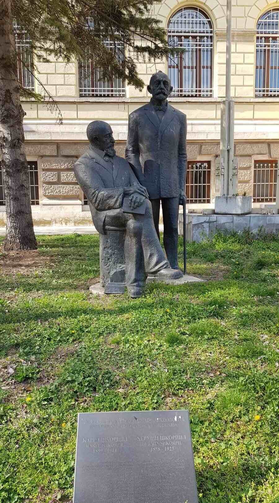 Паметник "Създатели на българската археология" - Варна