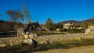 Каменните къщи край Карлуково — Луковит