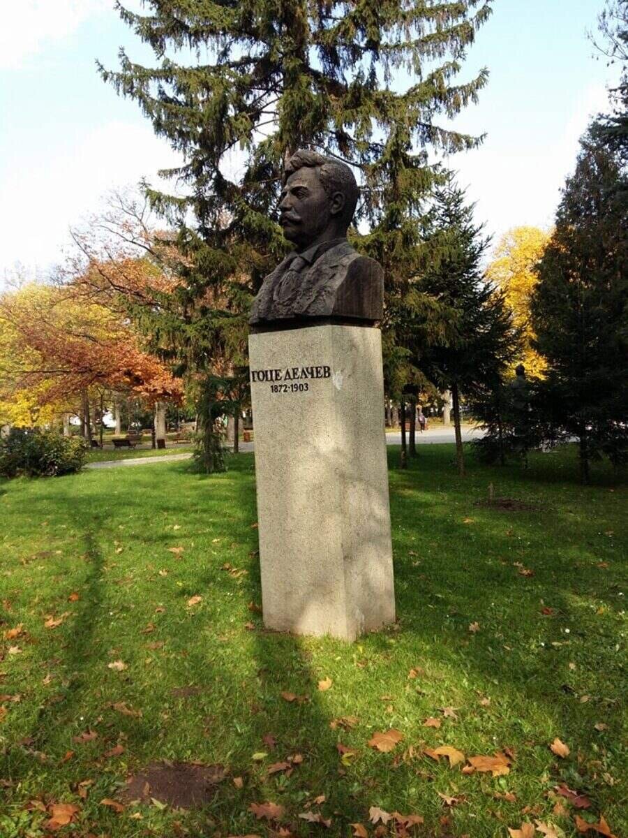 Бюст-паметник на Гоце Делчев - София