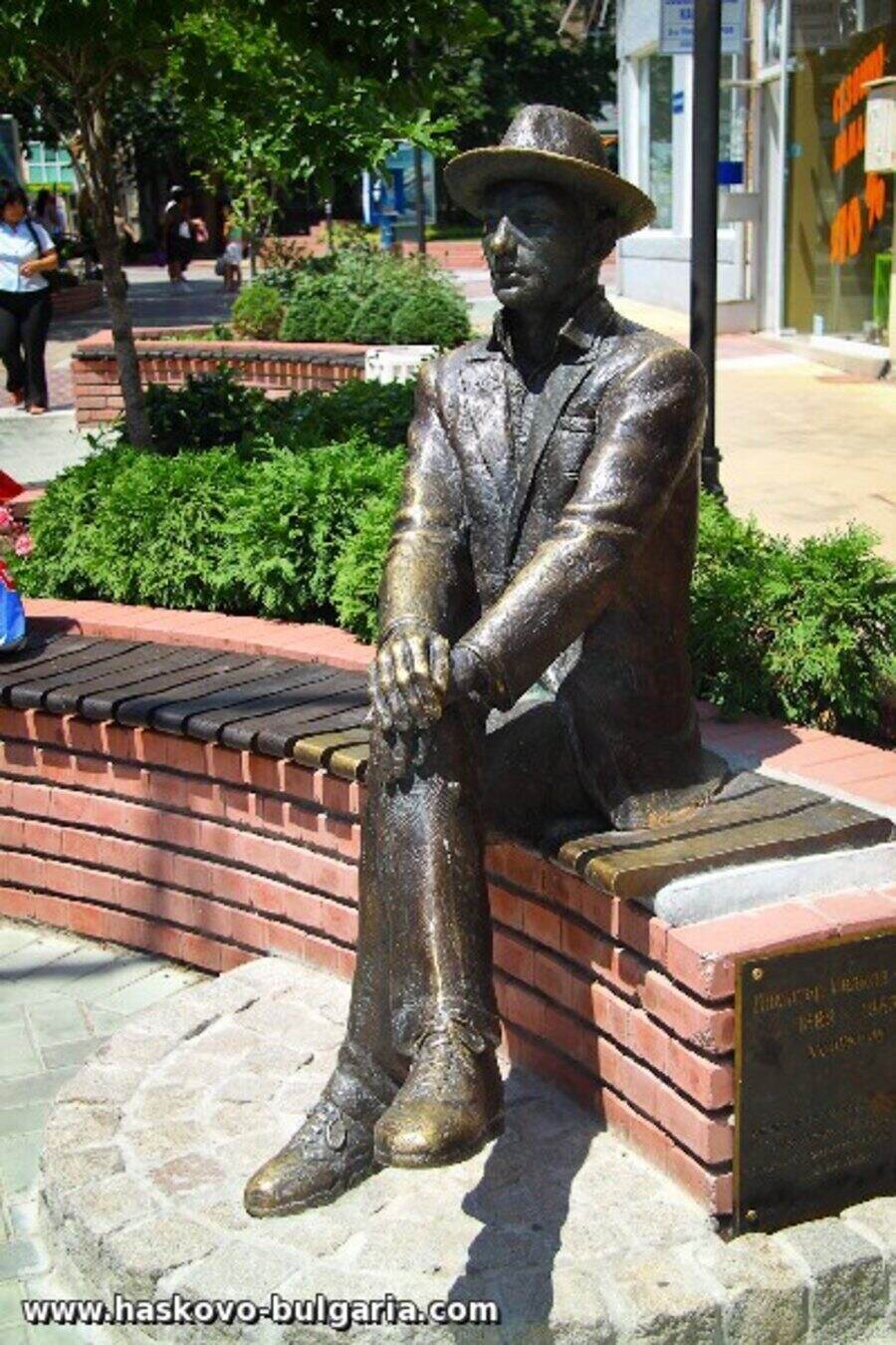Паметник на Димитър Иванов - Лицо - Хасково