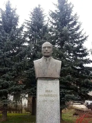 Бюст-паметник на Иван Марангозов - Априлци — Априлци