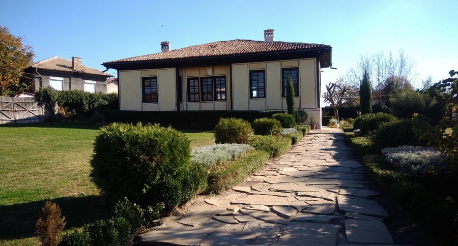 Художествена галерия "Никола Манев" - Чирпан — снимка