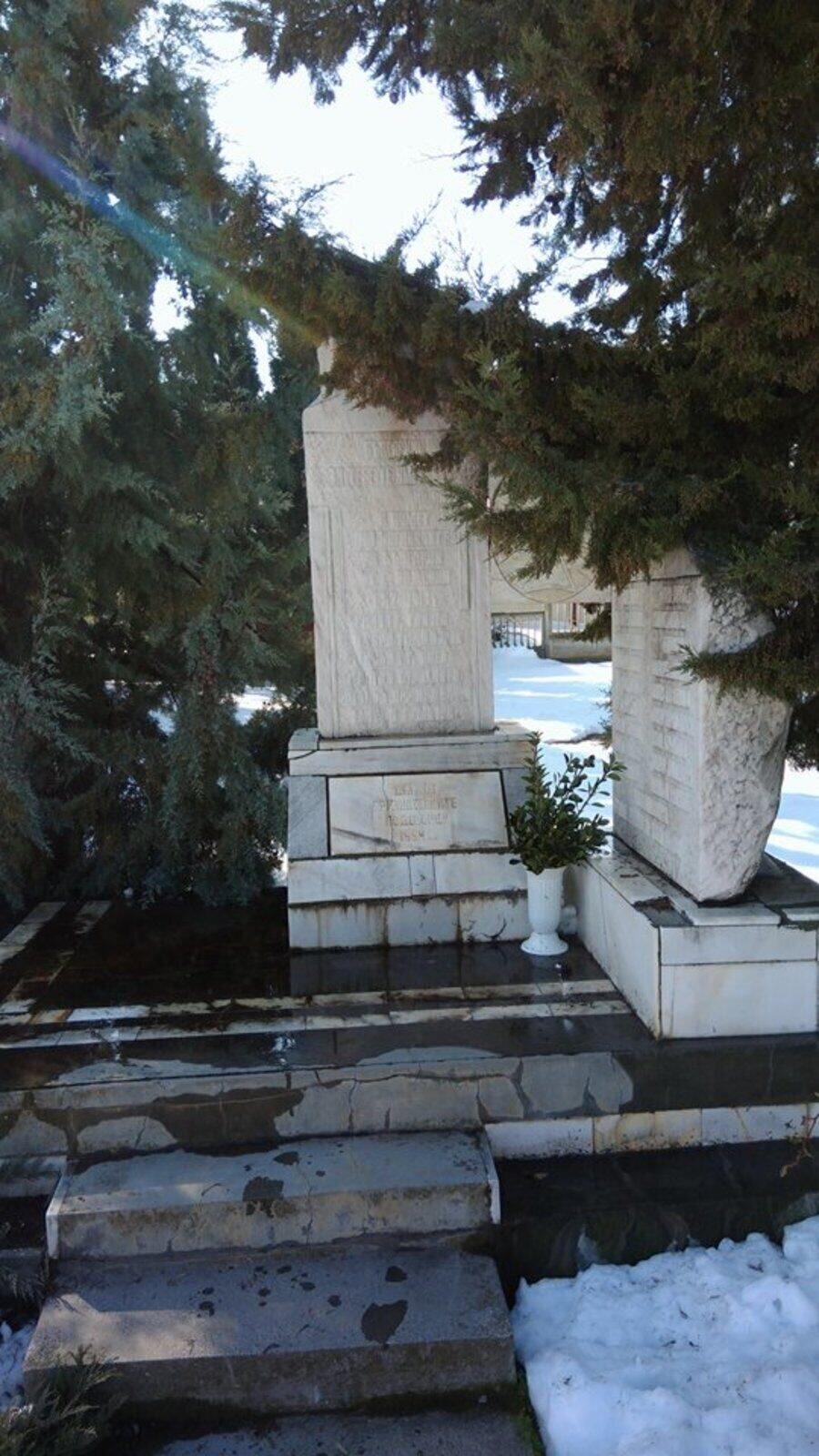 Паметник на загиналите през войните с. Подслон
