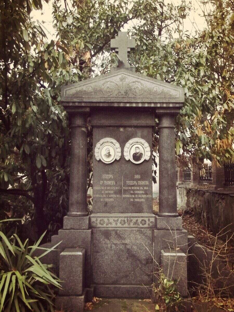 Паметник на Анна и Теодор Пулиеви - Карлово