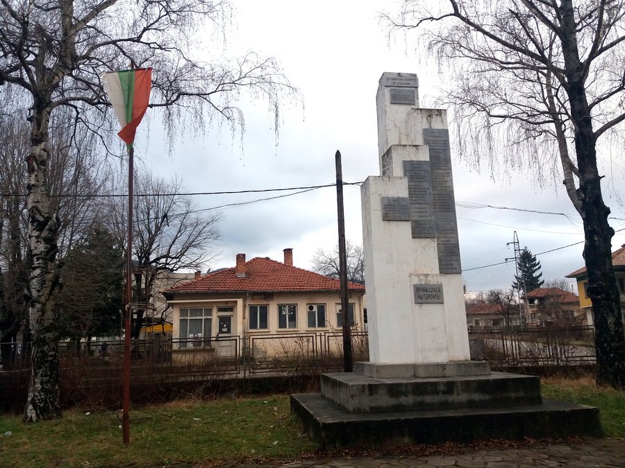 Паметник на загинали във войните - с.Градница
